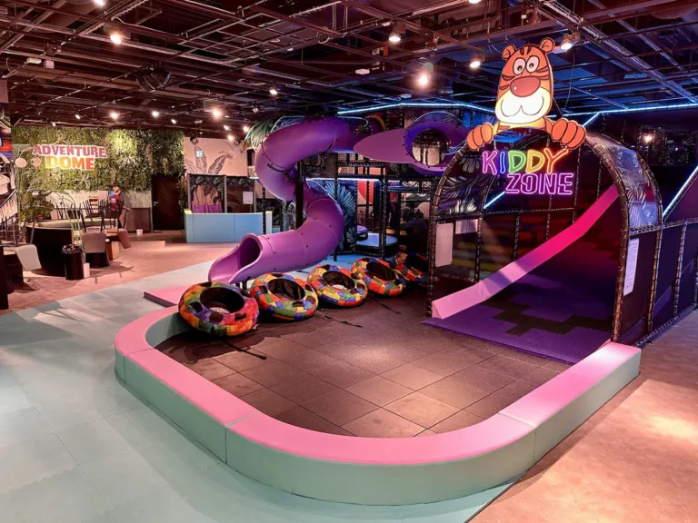 Adventure Dome Bern: Kinderbereich mit Rutsche und Halle