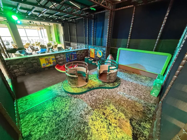 Fritzpark Zella-Mehlis: Kleinkindbereich mit Karussells und Blick ins Bistro
