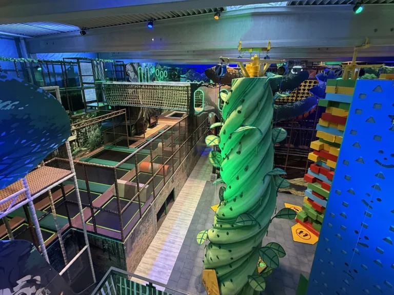 Fritzpark Zella-Mehlis: Blick über Kletterturm, Trampolinfelder und Spielebenen