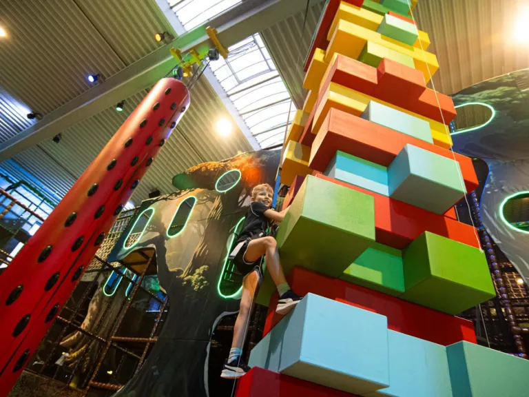 Fritzpark Zella-Mehlis: Gesicherter Aufstieg am Stapelturm neben der Klettersäule