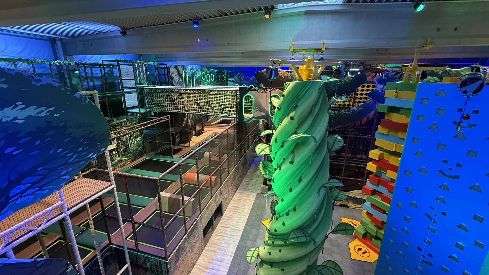 Fritzpark Zella-Mehlis nach der Eröffnung: Kletterturm als Bohnenranke, Kletterwand und Trampolinfelder in der Spielanlage