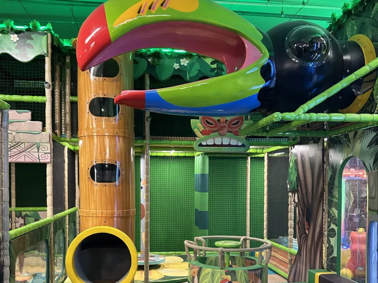 Funcenter Peine: Dschungel-Spielwelt mit Tukan-Röhre und Kletterturm