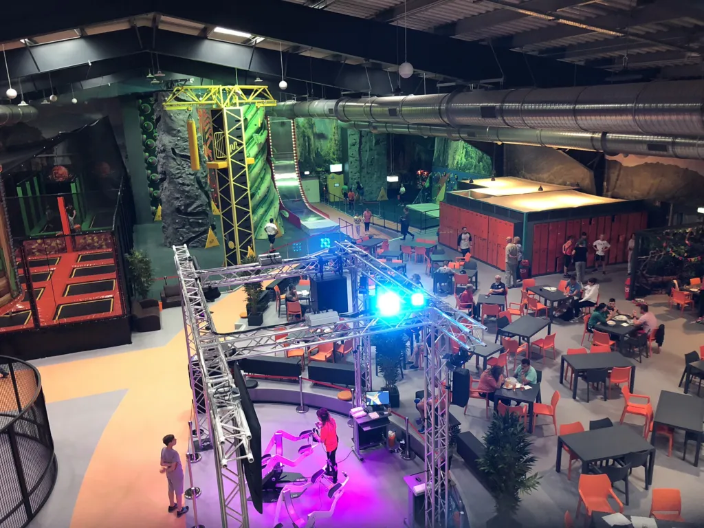 Fundora Schneeberg: Blick von oben auf Gastronomie, Bühne und Spielbereiche