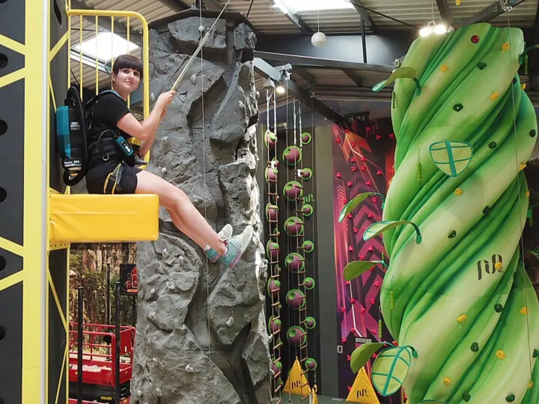 Fundora Schneeberg: Kletterwand mit Felsen und Bohnenranke