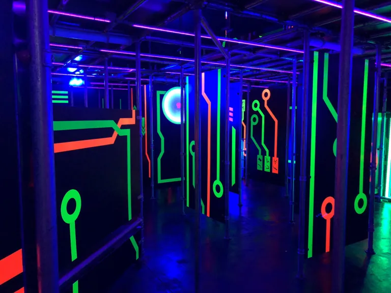 Fundora Schneeberg: Lasertag-Arena im Schwarzlicht
