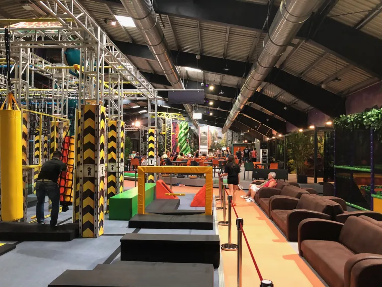Fundora Schneeberg: Ninja-Parcours und Lounge entlang der Halle