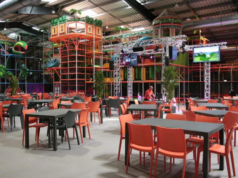 Fundora Schneeberg: Spielturm und Gastronomie in der Halle