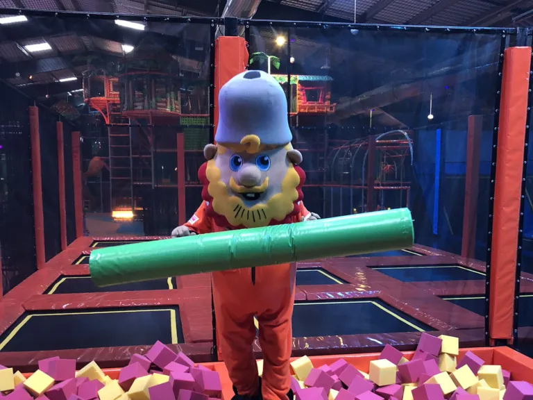 Fundora Schneeberg: Maskottchen im Schaumstoffbecken der Trampolinhalle