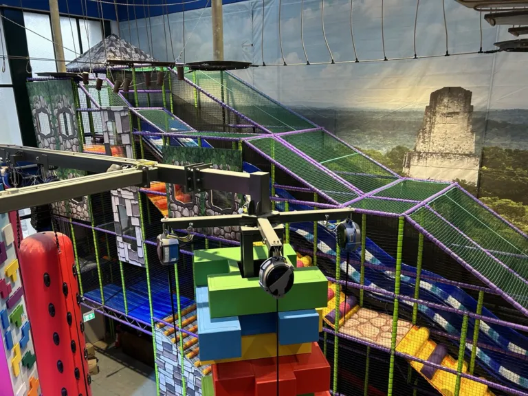 Funtasy World Rödental: Blick von oben auf Kletterturm, Spielanlage und Hochseilgarten