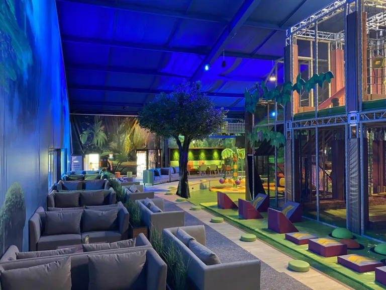 Funtasy World Wittenberge: Halle mit Lounge, Bäumen und Spielturm