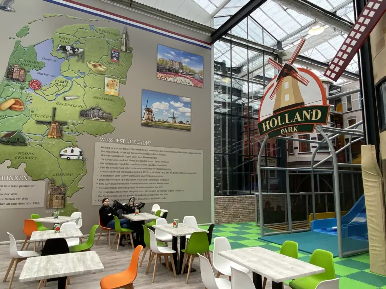 Holland Park Panketal: Gastronomie vor der Niederlande-Karte und der Spielanlage