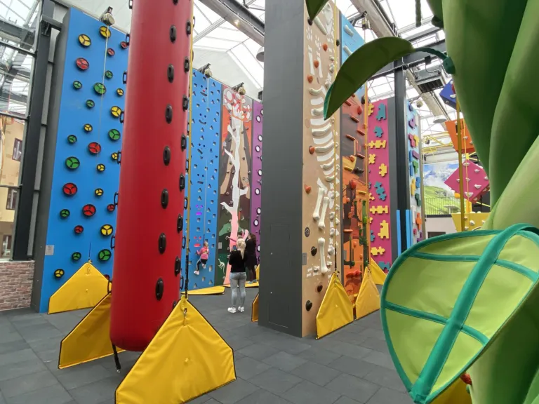Holland Park Panketal: Kletterhalle mit bunten Kletterwänden