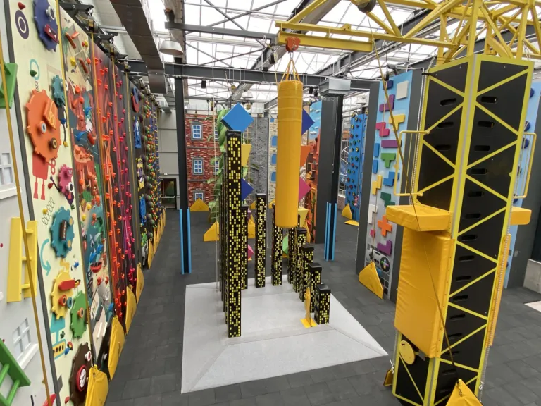 Holland Park Panketal: Kletterhalle mit Kletterwänden, Hochhaus-Parcours und Kranturm