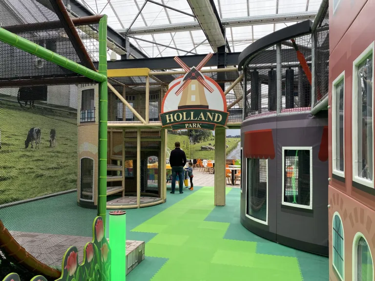 Holland Park Panketal: Spielbereich mit Holland-Park-Schild und Hausfassaden