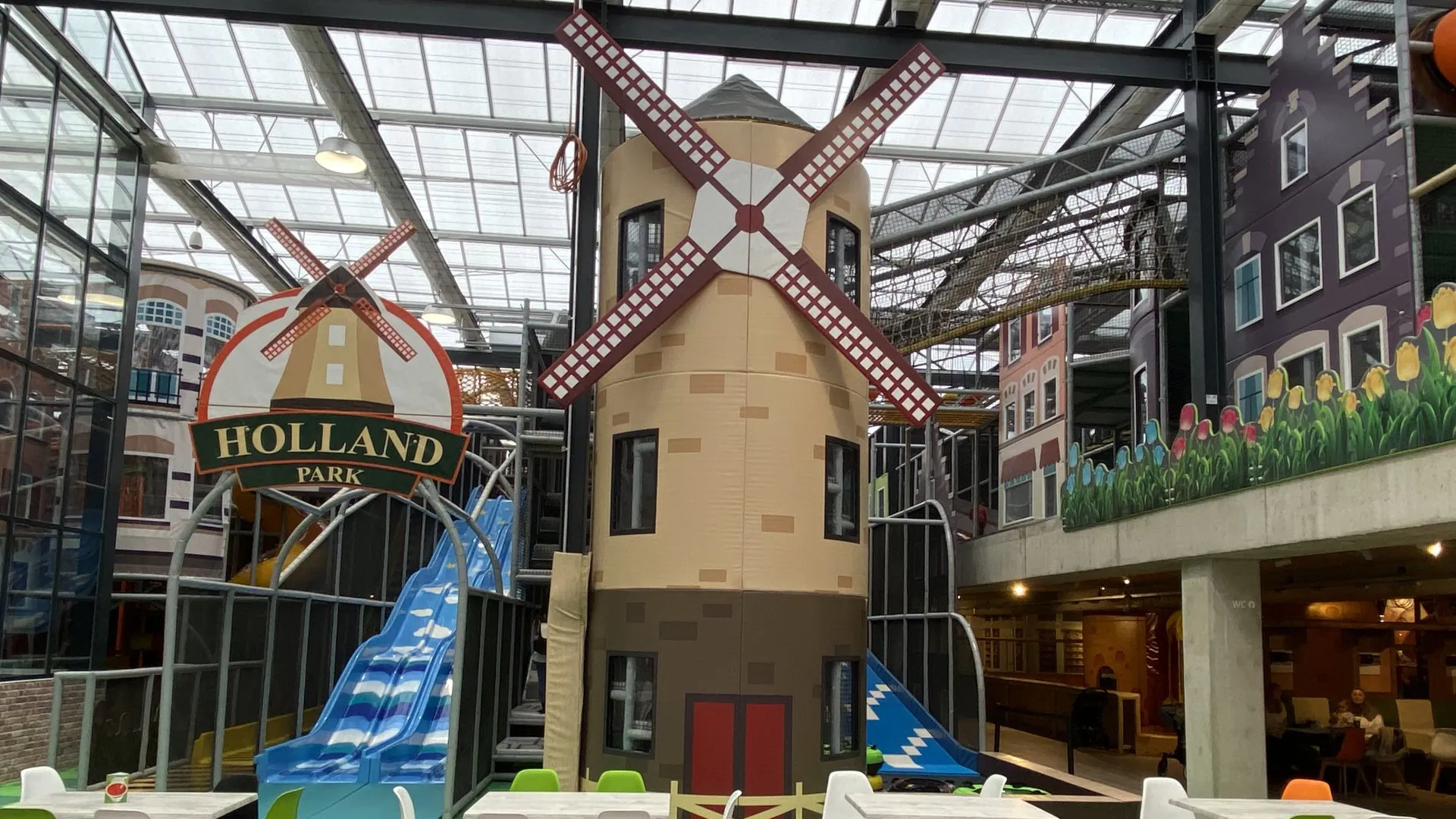 Holland Park Panketal nach der Eröffnung: Windmühle, Holland-Park-Schild und Rutschen in der Indoor-Spielhalle