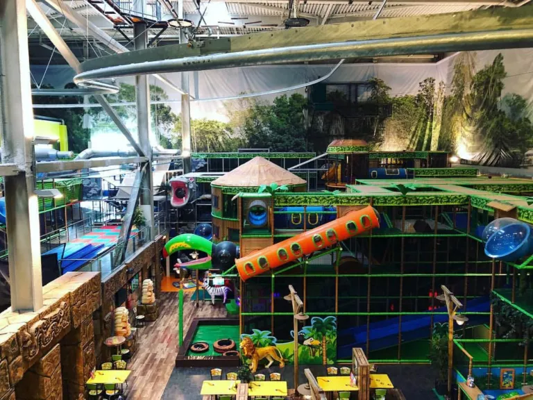 HopLop Konala Helsinki: Blick über die Spielhalle