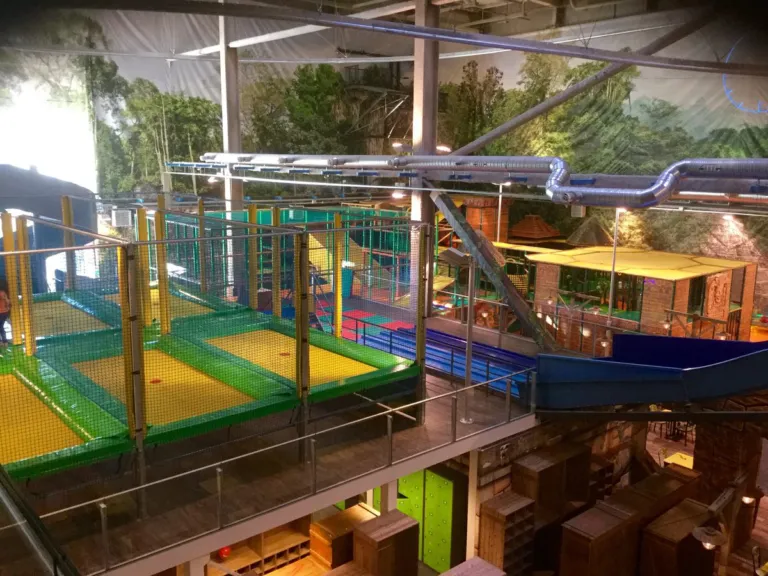 Huimala Helsinki: Blick über Trampolinfelder und Spielebenen