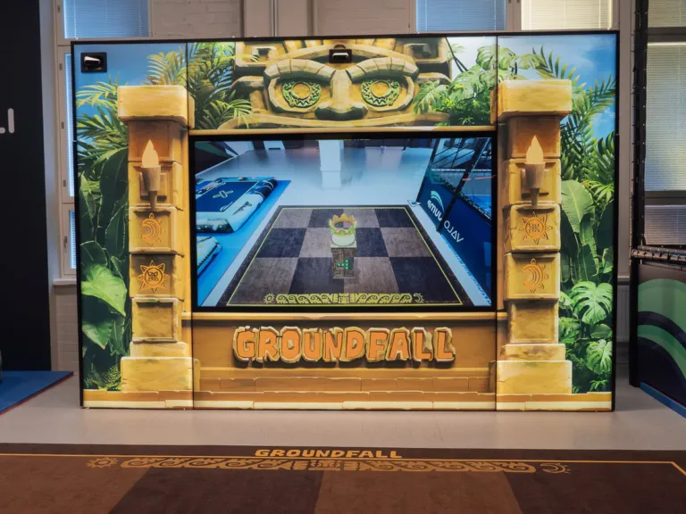 Groundfall: Aufbau mit Tempel-Kulisse, Bildschirm und Spielfläche