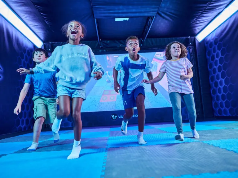 Groundfall von Valo Motion: Kinder springen über die projizierte Spielfläche