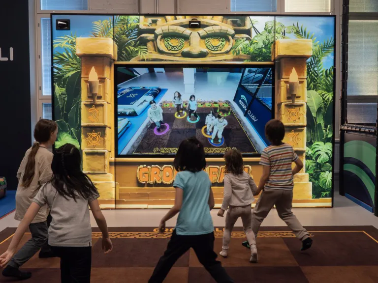 Groundfall: Kinder spielen vor der Tempel-Kulisse