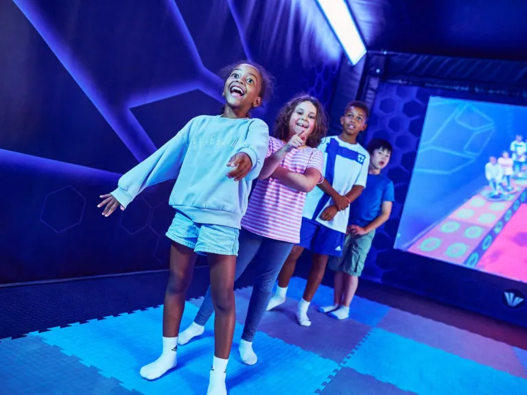Groundfall: Team aus vier Kindern auf der Spielfläche