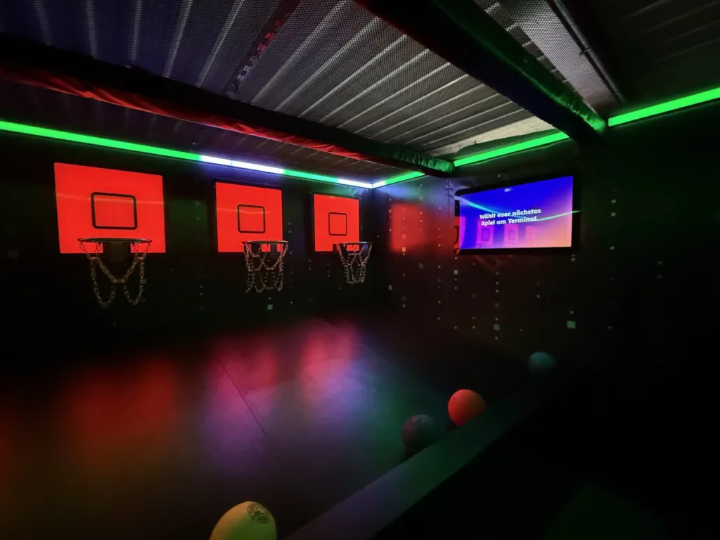 Pixel World: Spielraum Hoops mit Basketballkörben und Leuchtrahmen
