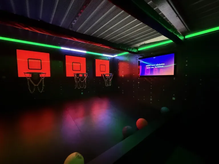Pixel World: Spielraum Hoops mit Basketballkörben und Leuchtrahmen