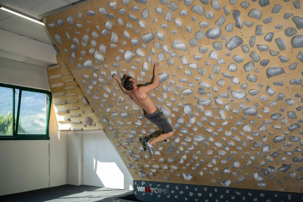 Kletterer am Walltopia-Board in der Arena Bouldering in Arco