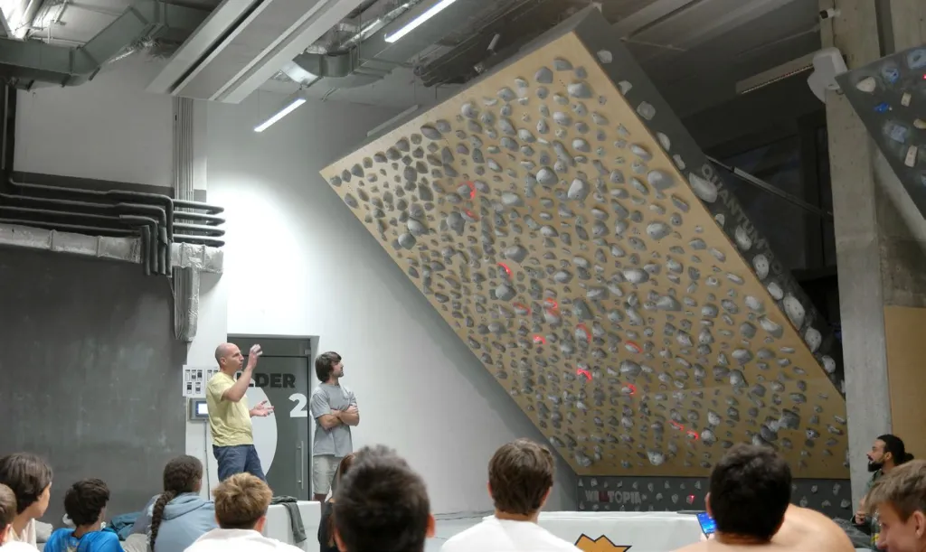 Vorführung am Quantum Board mit leuchtenden LEDs im Momentum Indoor Climbing, Sofia