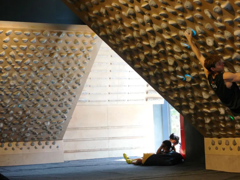 Quantum Board bei Sputnik Climbing Legazpi, Madrid: Kletterer am steilen Board, Griffe mit LED-Markierung