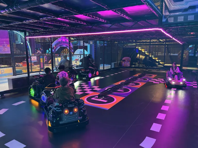 Space Magic Aurich: Autoscooter-Bahn mit Rennstrecken-Boden