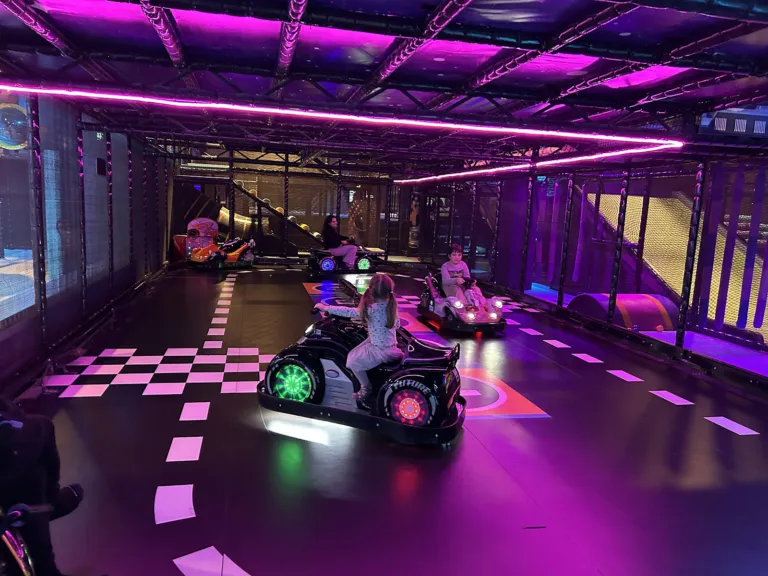 Space Magic Aurich: Autoscooter unter der Kletterspielanlage