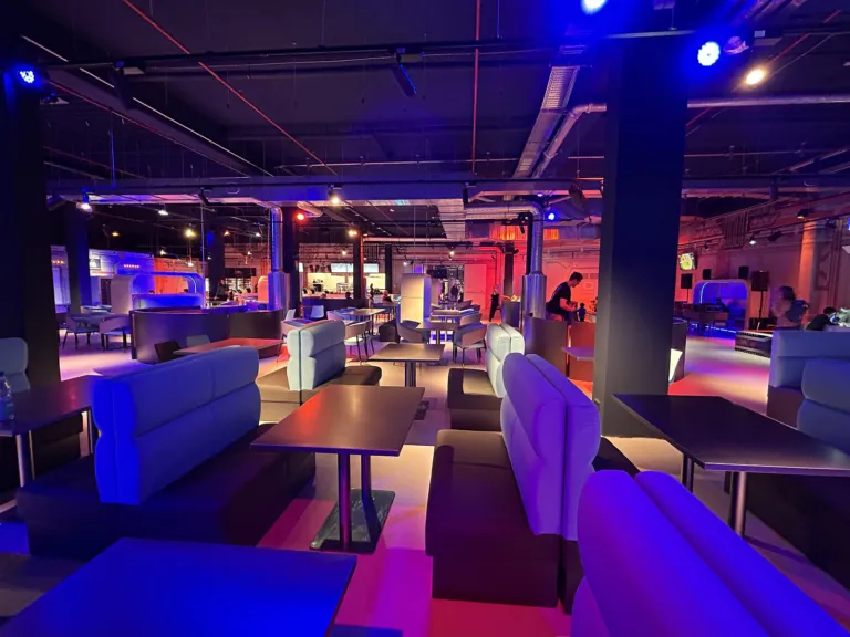Space Magic Aurich: Gastronomie mit Lounge-Bänken