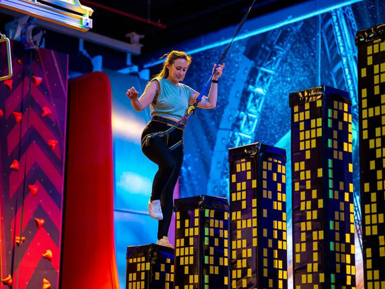 Space Magic Aurich: Kletterin auf dem Hochhaus-Parcours