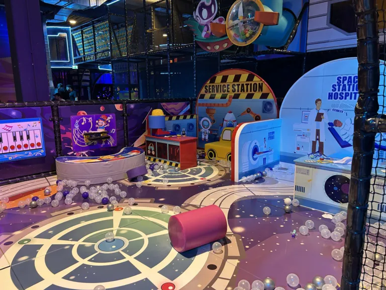 Space Magic Aurich: Kinderbereich mit Service Station und Space Station Hospital