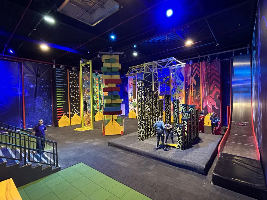 Space Magic Aurich: Kletterbereich mit Kletterwänden, Stapelturm und Hochhaus-Parcours