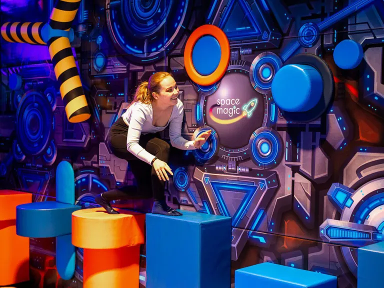 Space Magic Aurich: Ninja-Parcours vor der Weltraum-Wand