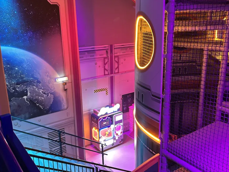 Space Magic Aurich: Treppenaufgang am Raketenturm
