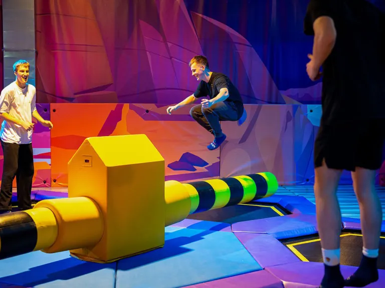 Space Magic Aurich: Gäste springen in der Trampolinhalle