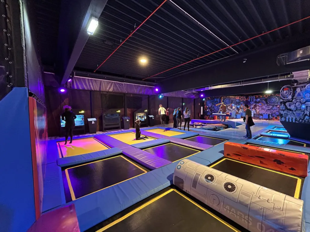 Space Magic Aurich: Trampolinhalle im Weltraum-Look