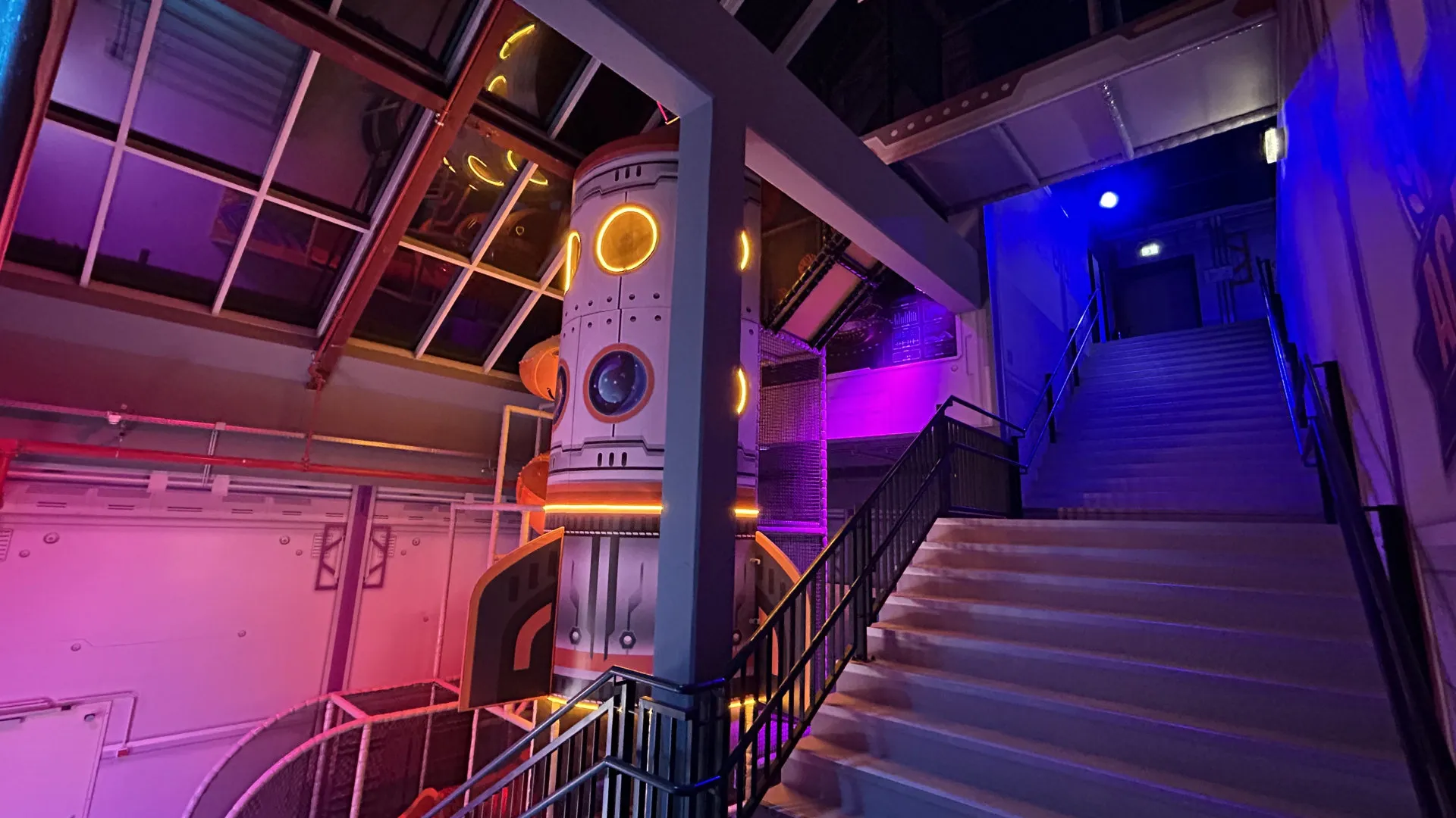Space Magic Aurich nach der Eröffnung: Treppe und Raketenturm im Weltraum-Look
