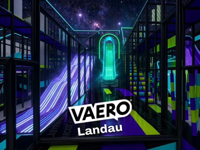 Vaero Landau: Rendering der Spielanlage mit Leuchtrutschen unter Sternenhimmel, mit Vaero-Logo